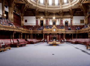 «Непримиримая Франция» усиливает давление на Макрона перед вотумом доверия и призывает к мобилизации