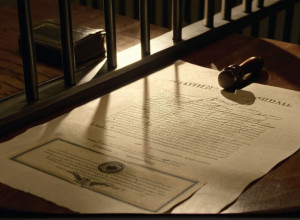 Трамп во второй раз помиловал участника штурма Капитолия, остававшегося в тюрьме за незаконное хранение оружия