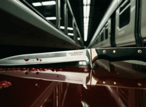 Нападение с ножом в поезде в Англии: полиция назвала единственного подозреваемого, один пострадавший в критическом состоянии