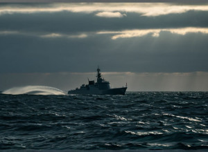 Франция ужесточает контроль за миграцией в Ла-Манше: новые методы перехвата судов