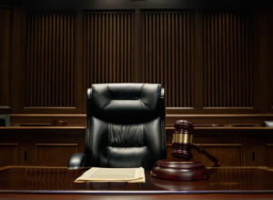 Заместитель председателя суда во Франции обвинен в призывах к изнасилованию по делу о "порномести"