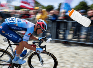 Paris-Roubaix: Зритель бросил флягу во Ван дер Пула (видео)