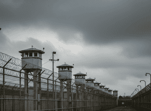 Усиление безопасности вокруг тюрем: «временные меры», по мнению UFAP-UNSa Justice, которая призывает к «долгосрочным мерам»