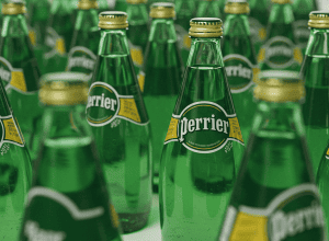 Perrier: Nestlé Waters признает новое загрязнение в бутылках