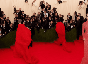 Рианна на Met Gala 2025 объявила о третьей беременности