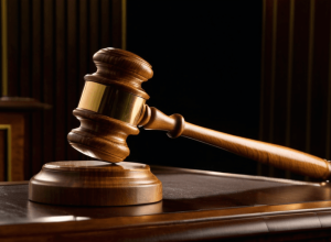 Раскол во французских левых: Социалисты спасли правительство Макрона от отставки