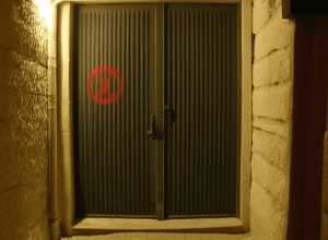 Анархистский сквот в Афинах: 10 лет подпольной жизни и строгие правила безопасности для мигрантов