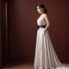 Элль Фаннинг в «золушкином» платье Chanel с 4400 вышивками произвела фурор на закрытии Каннского фестиваля