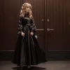 Ким Кардашьян прибыла в Париж для дачи показаний по делу о "травмировавшем" ее ограблении