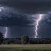 Редкое явление "деречо": во Франции мощные грозы привели к жертвам и разрушениям