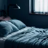 Полная темнота — залог здорового сна? Невролог объяснила, как синий свет крадет наш отдых и здоровье